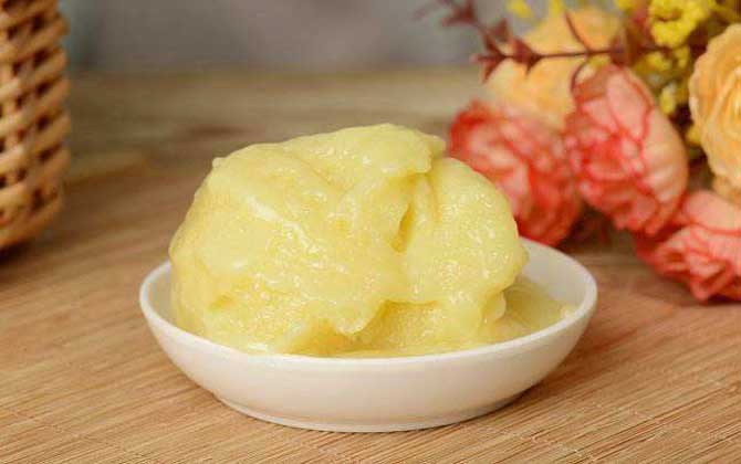 女人長期吃蜂王漿的好處,不但能美容養顏,還能延緩衰老速度! 蜂王漿