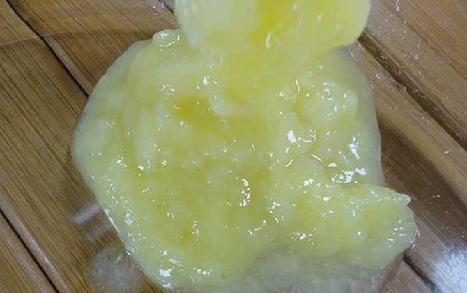 女人長期吃蜂王漿的好處,不但能美容養顏,還能延緩衰老速度! 蜂王漿