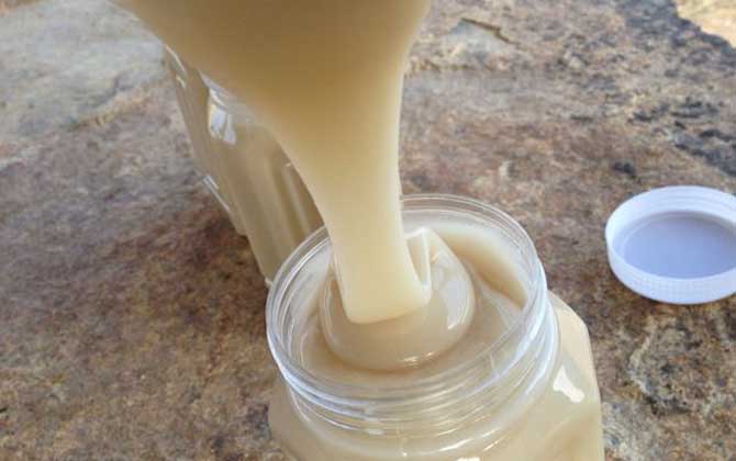 純天然蜂蜜多少錢一斤?一般不低于60元,有些蜜種甚至要上百元! 純天然蜂蜜