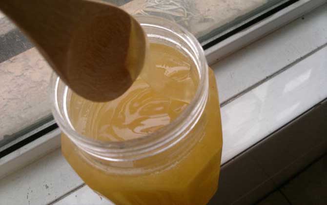 喝蜂蜜水有很多好處,同樣也可能有壞處,關鍵在于喝法正不正確! 蜂蜜水