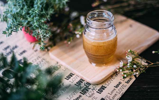 經常吃蜂蜜有什么好處?從營養成分上看,蜂蜜的確是天然營養品! 蜂蜜