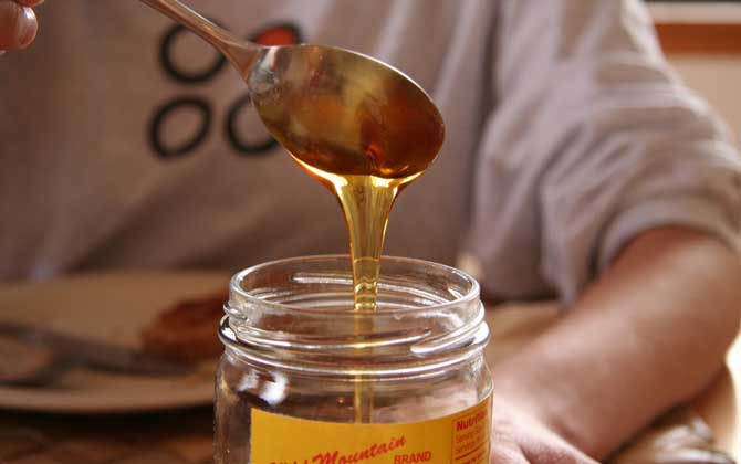 經常吃蜂蜜有什么好處?從營養成分上看,蜂蜜的確是天然營養品! 蜂蜜