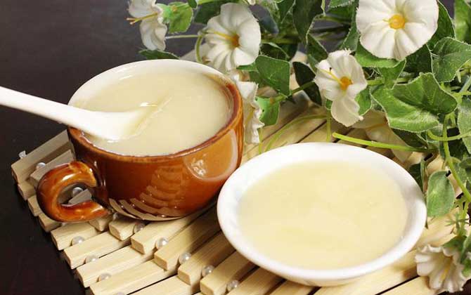 雪蜜和蜂蜜有什么的區別?雪蜜也是蜂蜜,因結晶潔白如雪而得名! 雪蜜