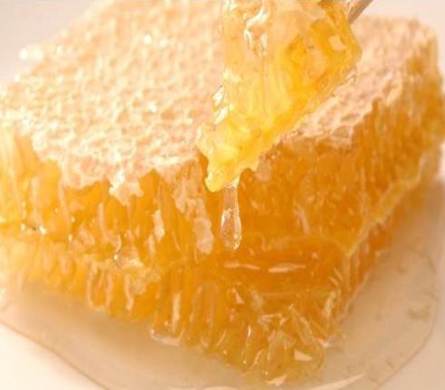 蜂王漿是蜜蜂采的嗎(蜂王漿的特點) 蜂王漿是蜜蜂采的嗎(蜂王漿的特點)