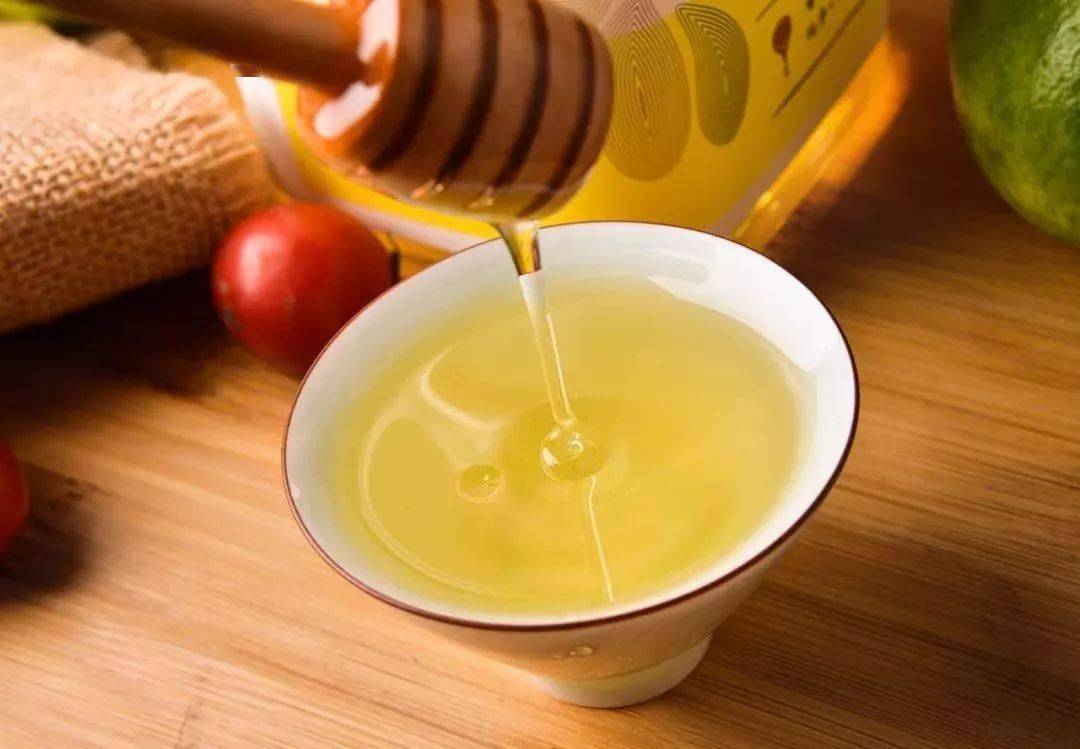 蜂王漿是蜜蜂采的嗎(蜂王漿的特點) 蜂王漿是蜜蜂采的嗎(蜂王漿的特點)