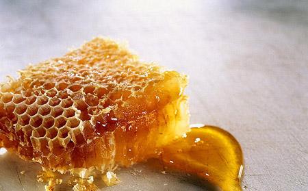 黑蜂蜂蜜的作用與功效及食用方法（黑蜂蜜的營(yíng)養(yǎng)價(jià)值）