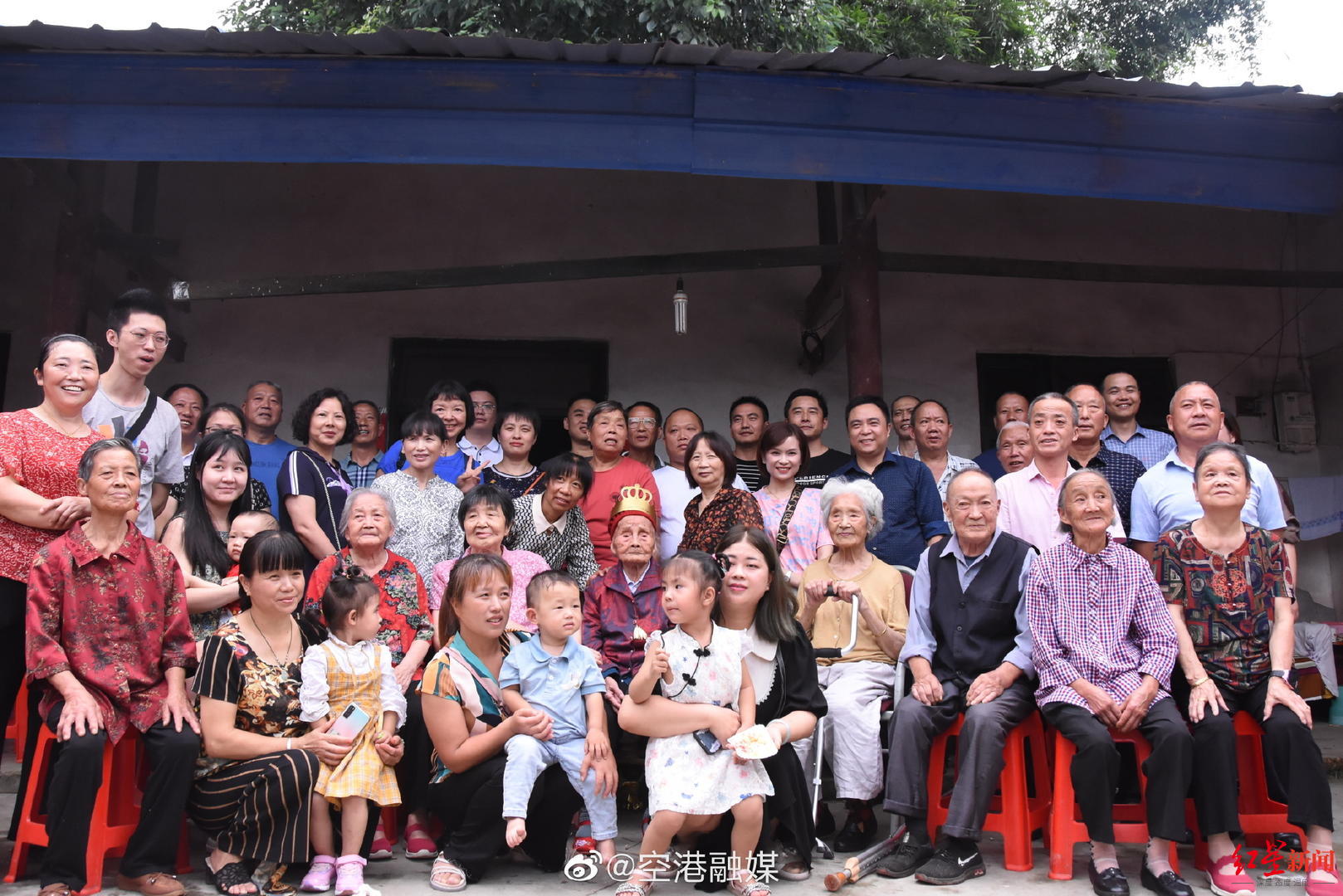 來沾福氣！成都“最牛00后”迎來121歲生日 已是六世同堂