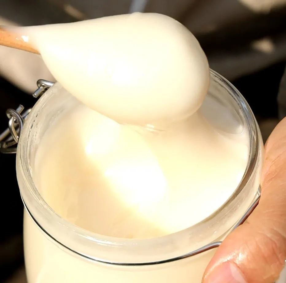 為什么蜂蜜會凝固發(fā)白(蜂蜜冷藏后凝固變白的原因) 為什么蜂蜜會凝固發(fā)白(蜂蜜冷藏后凝固變白的原因)