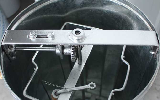 做蜂箱需要什么工具呢(養蜂需要哪些工具) 做蜂箱需要什么工具呢(養蜂需要哪些工具)