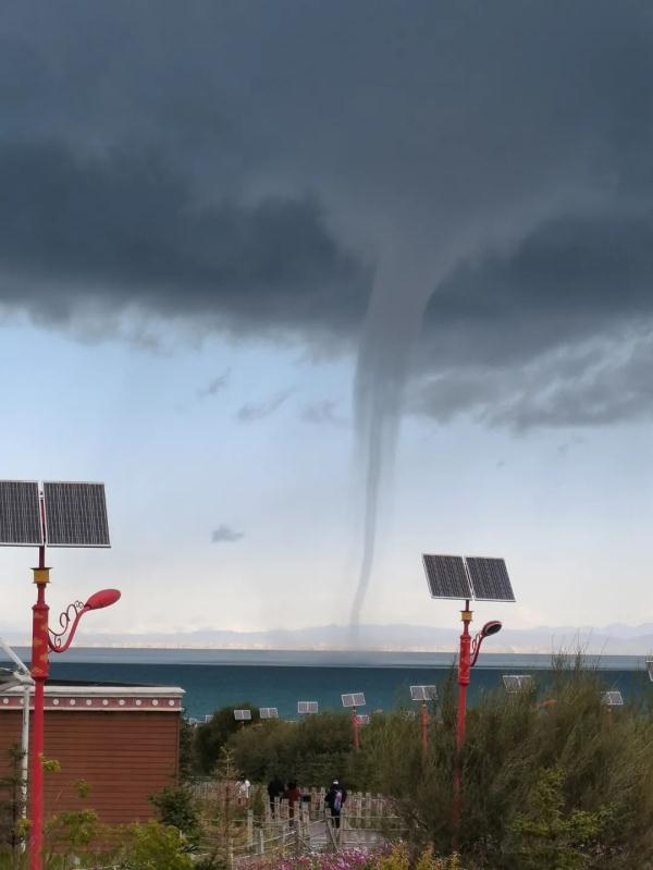 青海湖出現龍吸水奇觀 今早,青海湖驚現“龍吸水”