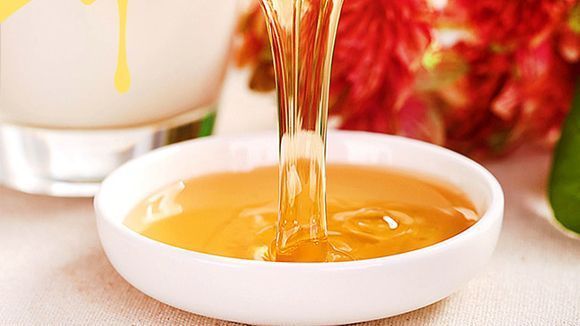 天山雪蜜與白蜜哪個(gè)好（雪蜜和蜂蜜的功效跟普通蜂蜜有什么不同）