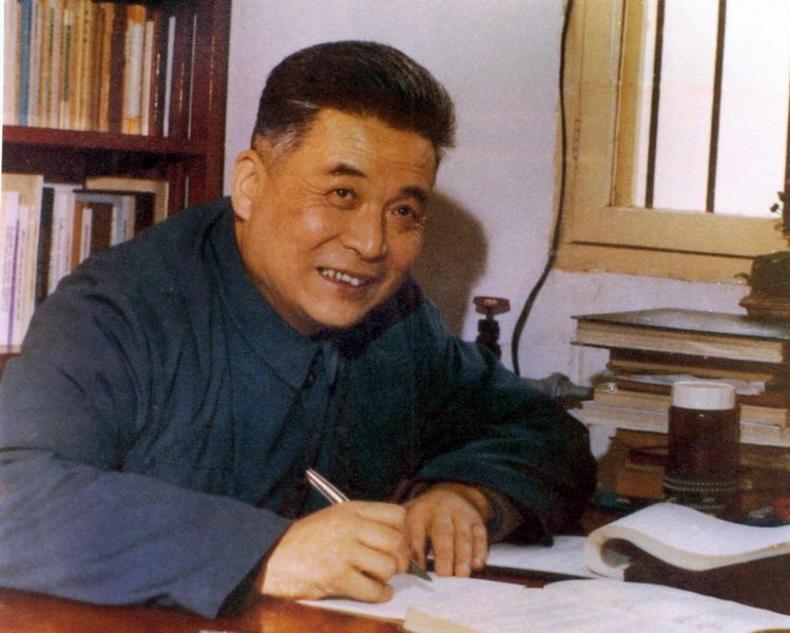 千里共同途！楊振寧百歲生日演講，他與鄧稼先的世紀友情讓人動容