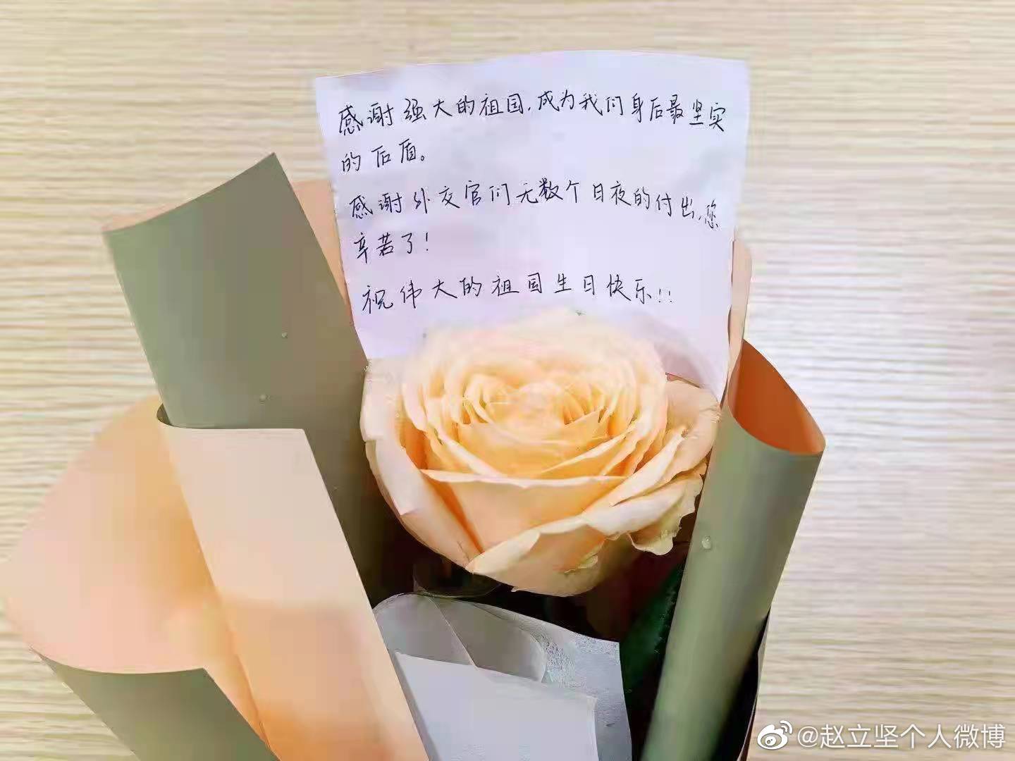 大學(xué)生獻(xiàn)花外交部 大學(xué)生獻(xiàn)花外交部感謝國家營(yíng)救孟晚舟,趙立堅(jiān):深受感動(dòng),也深受鼓舞