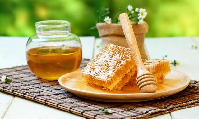 蜜蜂是怎么樣分泌蜂王漿的(蜂王漿是怎么形成的) 蜜蜂是怎么樣分泌蜂王漿的(蜂王漿是怎么形成的)