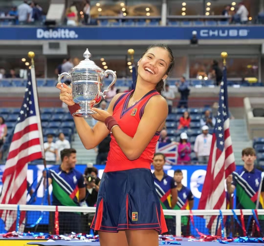 18歲華裔小將美網(wǎng)奪冠！高顏值被指似選美冠軍，開口東北話太親切