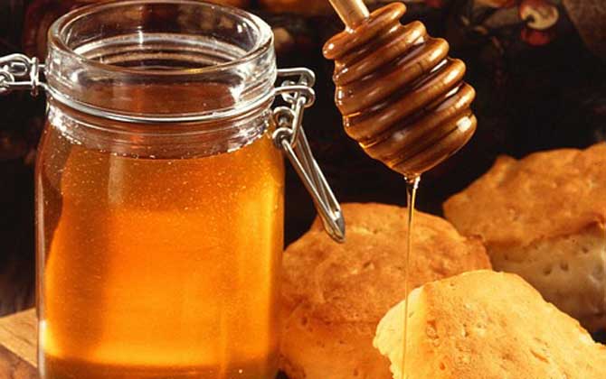 蜂蜜可以放冰箱嗎？完全沒有問題，但長時(shí)間放冰箱中會(huì)自然結(jié)晶！