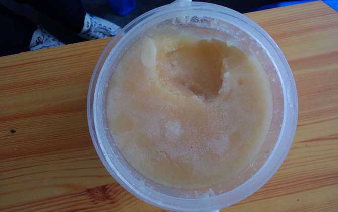 蜂蜜中摻白糖了會結晶嗎？可能結晶，但狀態與真蜂蜜卻截然不同！