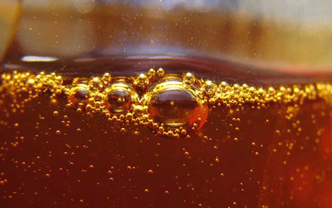 蜂蜜起白泡沫還能吃嗎？少量泡沫很正常，大量泡沫說明已經變質！