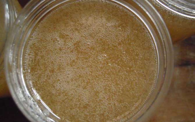 蜂蜜放壞了是什么樣子的？有酒精味和酸腐味，質(zhì)地也會(huì)變稀！