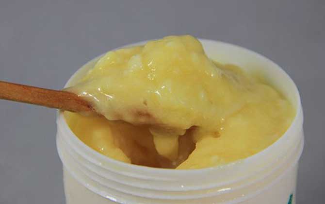 蜂王漿直接涂臉有什么好處？不但能改善膚質，還能美白淡斑！